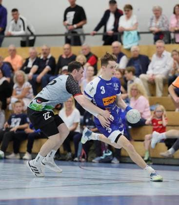 Germany Kelkheim Münster 02 05 2026 Handball Hessen 3 Liga Staffel Süd Herren 2025 2026 27 Matchday TSG Münster blue HLZ Friesenheim Hochdorf II gray v l Marcel Reis FRIESENHEIM II Nr 22 , Dominik Winzer Manso TSG MÜNSTER Nr 3 Sport TSG Münster HLZ Friesenheim Hochdorf II