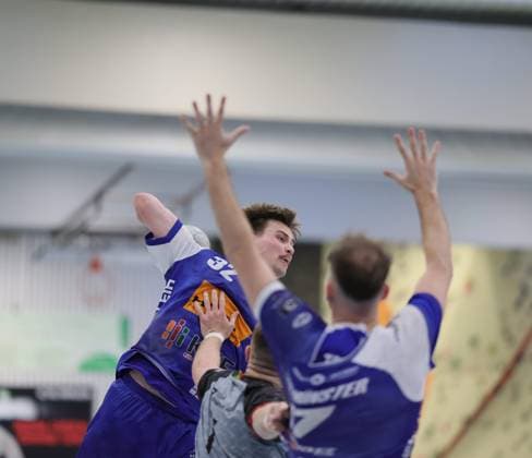 Germany Kelkheim Münster 02 05 2026 Handball Hessen 3 Liga Staffel Süd West Herren 2025 2026 27 Matchday TSG Münster blue HLZ Friesenheim Hochdorf II gray v l Lennart Liebeck TSG MÜNSTER Nr 32 Sport TSG Münster HLZ Friesenheim Hochdorf II