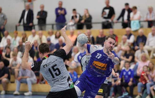 Germany Kelkheim Münster 02 05 2026 Handball Hessen 3 Liga Staffel Süd Herren 2025 2026 27 Matchday TSG Münster blue HLZ Friesenheim Hochdorf II gray v l Alexander Bender FRIESENHEIM II Nr 15 , Kenneth Fuhrig TSG MÜNSTER Nr 17 Sport TSG Münster HLZ Friesenheim Hochdorf II
