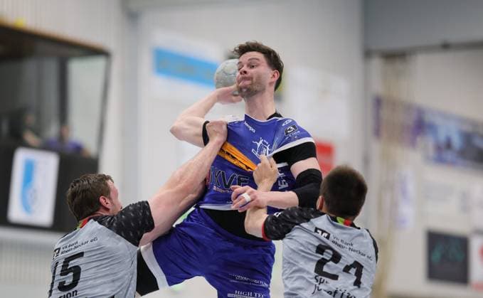 Germany Kelkheim Münster 02 05 2026 Handball Hessen 3 Liga Staffel Süd Herren 2025 2026 27 Matchday TSG Münster blue HLZ Friesenheim Hochdorf II gray f l Alexander Bender FRIESENHEIM II Nr 15 , Jonas Schneider TSG MÜNSTER Nr 5 , Niclas Josten FRIESENHEIM II Nr 24 Sport TSG Münster HLZ Friesenheim Hochdorf II