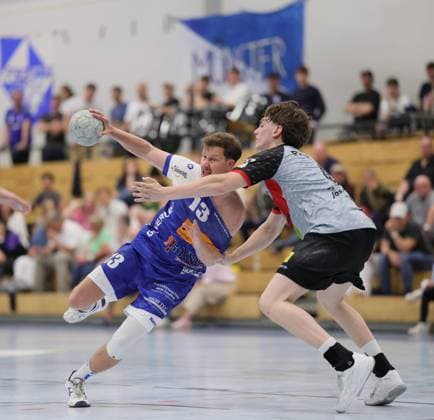Germany Kelkheim Münster 02 05 2026 Handball Hessen 3 Liga Staffel Süd Herren 2025 2026 27 Matchday TSG Münster blue HLZ Friesenheim Hochdorf II gray v l Jonas Ulshöfer TSG MÜNSTER Nr 13 , Lars Thiele FRIESENHEIM II Nr 4 Sport TSG Münster HLZ Friesenheim Hochdorf II
