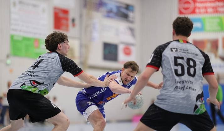 Germany Kelkheim Münster 02 05 2026 Handball Hessen 3 Liga Staffel Süd Herren 2025 2026 27 Matchday TSG Münster blue HLZ Friesenheim Hochdorf II gray v l Lars Thiele FRIESENHEIM II Nr 4 , Jonas Ulshöfer TSG MÜNSTER Nr 13 , Felix Köser FRIESENHEIM II Nr 58 Sport TSG Münster HLZ Friesenheim Hochdorf II