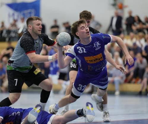 Germany Kelkheim Münster 02 05 2026 Handball Hessen 3 Liga Staffel Süd West Herren 2025 2026 27 Matchday TSG Münster blue HLZ Friesenheim Hochdorf II gray v l Lennart Liebeck TSG MÜNSTER Nr 32 Sport TSG Münster HLZ Friesenheim Hochdorf II