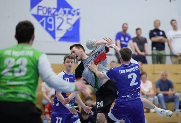Germany Kelkheim Münster 02 05 2026 Handball Hessen 3 Liga Staffel Süd Herren 2025 2026 27 Matchday TSG Münster blue HLZ Friesenheim Hochdorf II gray v l Niclas Josten FRIESENHEIM II Nr 24 , Timo Treber TSG MÜNSTER Nr 2 Sport TSG Münster HLZ Friesenheim Hochdorf II