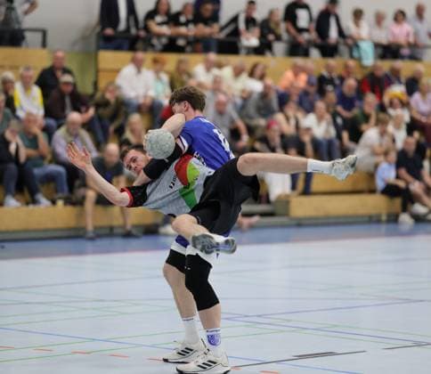 Germany Kelkheim Münster 02 05 2026 Handball Hessen 3 Liga Staffel Süd Herren 2025 2026 27 Matchday TSG Münster blue HLZ Friesenheim Hochdorf II gray v l Niclas Josten FRIESENHEIM II Nr 24 , Matic Grusovnik TSG MÜNSTER Nr 10 Sport TSG Münster HLZ Friesenheim Hochdorf II
