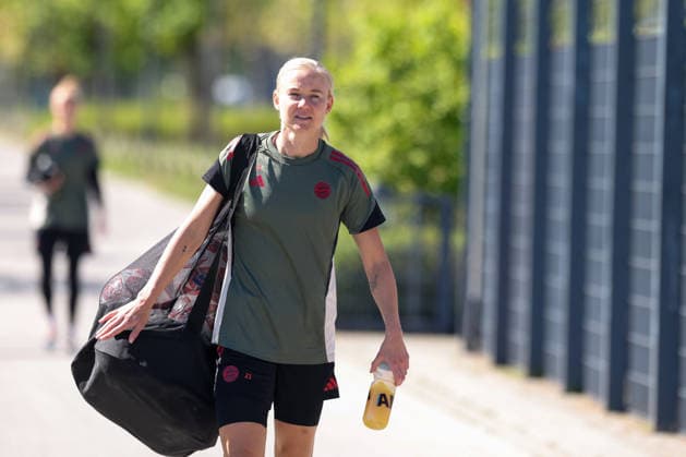 Pernille Harder FC Bayern Muenchen, 21 on the way to training, GER, Official final training FC Bayern Muenchen, Football, UEFA Womens Champions League, semi-final, second leg, 2025 2026 season, 02 05 2026, GER, Official final training FC Bayern Muenchen, Football, UEFA Womens Champions League, semi-final, second leg, 2025 2026 season, 02 05 2026 Muenchen Copyright: xEibner-Pressefoto JennixMaulx EP_JML