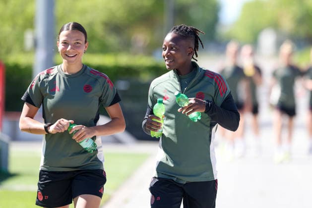 Arianna Caruso FC Bayern Muenchen, 27 with Bernadette Amani FC Bayern Muenchen, 15 on the way to training, GER, Official final training FC Bayern Muenchen, Football, UEFA Womens Champions League, semi-final, second leg, 2025 2026 season, 02 05 2026, GER, Official final training FC Bayern Muenchen, Football, UEFA Womens Champions League, semi-final, second leg, 2025 2026 season, 02 05 2026 Muenchen Copyright: xEibner-Pressefoto JennixMaulx EP_JML