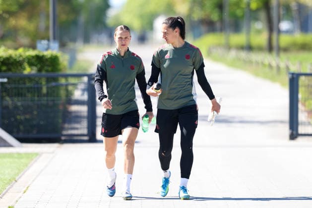 Klara Buehl FC Bayern Muenchen, 17 and Maria Luisa Grohs FC Bayern Muenchen, 01 on the way to training, GER, Official final training FC Bayern Muenchen, Football, UEFA Womens Champions League, semi-final, second leg, 2025 2026 season, 02 05 2026, GER, Official final training FC Bayern Muenchen, Football, UEFA Womens Champions League, semi-final, second leg, 2025 2026 season, 02 05 2026 Muenchen Copyright: xEibner-Pressefoto JennixMaulx EP_JML