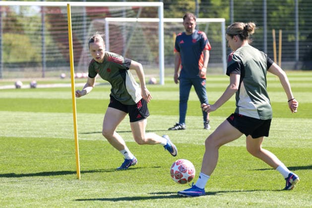 Franziska Kett FC Bayern Muenchen, 20 with Barbara Dunst FC Bayern Muenchen, 28 at training, GER, Official final training FC Bayern Muenchen, Football, UEFA Womens Champions League, semi-final, second leg, 2025 2026 season, 02 05 2026, GER, Official final training FC Bayern Muenchen, Football, UEFA Womens Champions League, semi-final, second leg, 2025 2026 season, 02 05 2026 Muenchen Copyright: xEibner-Pressefoto JennixMaulx EP_JML