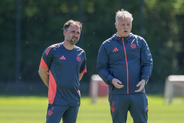 Jose Barcala FC Bayern Muenchen, Head coach in conversation with Kjetil Lone FC Bayern Muenchen, Co-coach at training, GER, Official final training FC Bayern Muenchen, Football, UEFA Womens Champions League, Semi-final, second leg, 2025 2026 season, 02 05 2026, GER, Official final training FC Bayern Muenchen, Football, UEFA Womens Champions League, Semi-final, second leg, 2025 2026 season, 02 05 2026 Muenchen Copyright: xEibner-Pressefoto JennixMaulx EP_JML