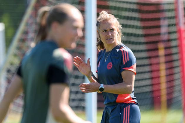 Clara Schoene FC Bayern Muenchen, Co-coach gestures during training, GER, Official final training FC Bayern Muenchen, Football, UEFA Womens Champions League, semi-final, second leg, 2025 2026 season, 02 05 2026, GER, Official final training FC Bayern Muenchen, Football, UEFA Womens Champions League, semi-final, second leg, 2025 2026 season, 02 05 2026 Muenchen Copyright: xEibner-Pressefoto JennixMaulx EP_JML