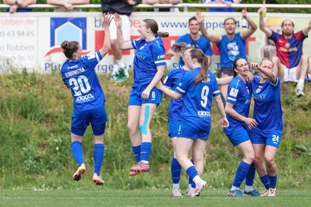 from left Chantal Schouwstra SV Meppen, 20 , goal scorer Laura Bröring SV Meppen, 6 and players from SV Meppen with goal celebration, jubilation, cheering, optimistic, game scene, highlight, joy about the goal for 2 0, THE DFB REGULATIONS PROHIBIT ANY USE OF PHOTOGRAPHS AS IMAGE SEQUENCES AND OR QUASI VIDEO , 03 05 2026, Meppen Germany , Football, 2 Womens Bundesliga, SV Meppen FC Ingolstadt 04 xobx