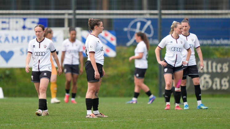 03 05 2026, Waldstadion, Meppen, GER, 2 Bundesliga, Women SV Meppen vs FC Ingolstadt, frustrated visitors after Meppens 2 0 goal DFL REGULATIONS PROHIBIT ANY USE OF PHOTOGRAPHS AS IMAGE SEQUENCES AND OR QUASI VIDEO Meppen Lower Saxony Germany Waldstadion