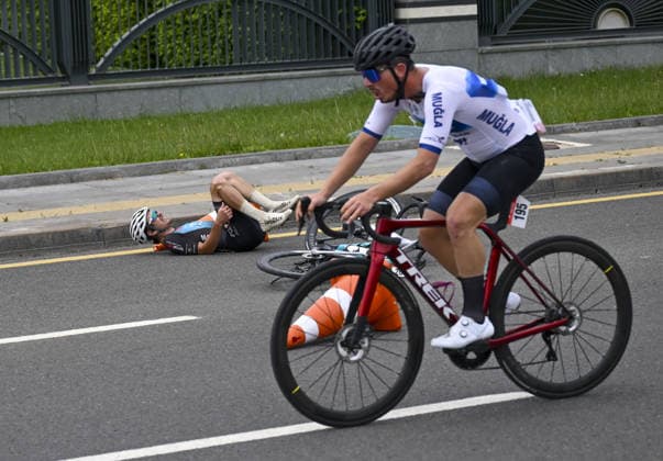 61st Presidential Cycling Tour of Turkiye ANKARA, TURKIYE - MAY 3: A cyclist gets injured during the eighth stage of the Presidential Cycling Tour of Turkiye 2026 (TUR 2026) on the Ankara-Ankara route in Ankara, Turkiye, on May 3, 2026. The race, held for the 61st time, is included in the Union Cycliste Internationale (UCI) Europe Tour calendar and is Turkiye’s only event in the ProSeries category. Utku Ucrak Anadolu Ankara Turkey. Editorial use only. Please get in touch for any other usage.  Copyright: x2026xAnadoluxUtkuxUcrakx