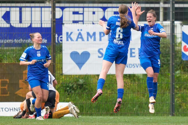 03 05 2026, Waldstadion, Meppen, GER, 2 Bundesliga, Women SV Meppen vs FC Ingolstadt, Laura Bröring SV Meppen 6 and Chantal Schouwstra SV Meppen 20 cheer after the 3 0 DFL REGULATIONS PROHIBIT ANY USE OF PHOTOGRAPHS AS IMAGE SEQUENCES AND OR QUASI VIDEO Meppen Lower Saxony Germany Waldstadion
