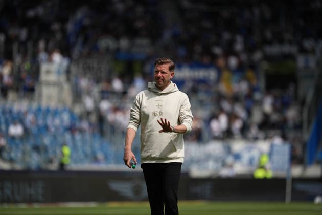 Arrival in Karlsruhe Florian Kohfeldt SV Darmstadt 98, Head Coach greets the fans, Karlsruher SC vs SV Darmstadt 98, 2 Bundesliga, 32 Matchday, 2025 2026, 03 05 2026, DFL REGULATIONS PROHIBIT ANY USE OF PHOTOGRAPHS AS IMAGE SEQUENCES AND OR QUASI VIDEO, Karlsruher SC vs SV Darmstadt 98, 2 Bundesliga, 32 Matchday, 2025 2026, 03 05 2026 Karlsruhe Copyright: xEibner-Pressefoto JanxPrihodax EP_JPA