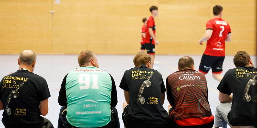 02 05 2026 Handball Oberliga Männer 2025 2026 SG Arheilgen HSG Rodgau Nieder Roden II 36 29 Player bench Rodgau with jersey Regionalliga is calling imprint due to table leadership Darmstadt Hessen Germany