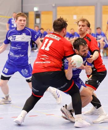 02 05 2026 Handball Oberliga Männer 2025 2026 SG Arheilgen HSG Rodgau Nieder Roden II 36 29 v li Kein Durchkommen Sven Schultheis 11 Rodgau Martin Rellig 7 SGA Lars Spanheimer 21 Rodgau Darmstadt Hessen Germany