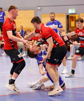 02 05 2026 Handball Oberliga Männer 2025 2026 SG Arheilgen HSG Rodgau Nieder Roden II 36 29 v li Nick Hundegger 13 Rodgau Lucas Kunz 20 SGA Jascha Schuricht 2 Rodgau Darmstadt Hessen Germany