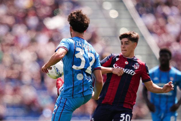 CagliariÕs Ze Pedro fights for the ball with BolognaÕs Benjamin Dominguez during the Serie A soccer match between Bologna and Cagliari at the Renato DallÕAra Stadium in Bologna, north Italy - Saturday, May 3, 2026 -  Copyright: xMassimoxPaolone LaPressex