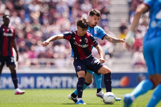 BolognaÕs Benjamin Dominguez fights for the ball with CagliariÕs Gianluca Gaetano during the Serie A soccer match between Bologna and Cagliari at the Renato DallÕAra Stadium in Bologna, north Italy - Saturday, May 3, 2026 -  Copyright: xMassimoxPaolone LaPressex