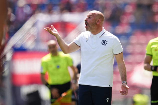 Bologna s head coach Vincenzo Italiano shouts instructions to his players during the Serie A soccer match between Bologna and Cagliari at the Renato DallÕAra Stadium in Bologna, north Italy - Saturday, May 3, 2026 -  Copyright: xMassimoxPaolone LaPressex