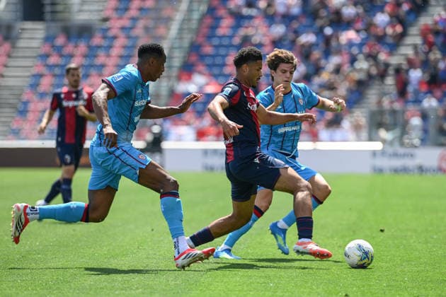 Sohm Simon (Bologna Fc) in action hindered by Marco Palestra (Cagliari Calcio) during Bologna FC vs Cagliari Calcio, Italian soccer Serie A match in Bologna, Italy, May 03 2026  Copyright: xGianlucaxRicci IPAxSportx xipa-agency.netx xx IPA_74401108 IPA_Agency_IPA74401108