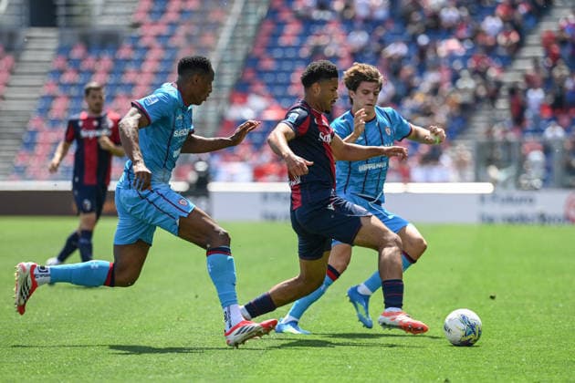 CALCIO - Serie A - Bologna FC vs Cagliari Calcio Sohm Simon (Bologna Fc) in action hindered by Marco Palestra (Cagliari Calcio) during Bologna FC vs Cagliari Calcio, Italian soccer Serie A match in Bologna, Italy, May 03 2026 Bologna Italy  Copyright: xIPAxSport ABACAx