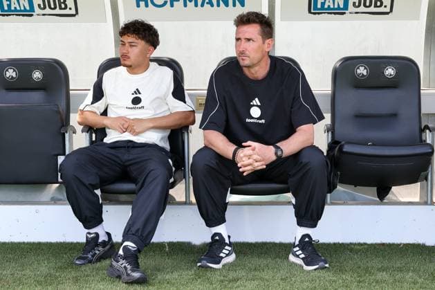 Justin von der Hitz 1FC Nuernberg , left, and head coach Miroslave Klose 1 FC Nuernberg , SpVgg Greuther Fuerth vs 1 FC Nuernberg, Football, Men, 2 Bundesliga, DFL, Season 2025 2026, 32 Matchday, Second round, 03 05 2026 DFB regulations prohibit any use of photographs as image sequences and or quasi video Fuerth Bayern Germany Copyright: xkolbert-press MartinxAgüerax