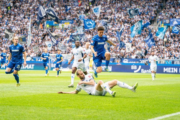 03 05 2026, xdaymx, Fußball 2 Bundesliga, Karlsruher SC SV Darmstadt 98 vl Aleksander Vukotic SV Darmstadt 98 stalks Louey Ben Farhat Karlsruher SC, but he jumps elegantly over the straddle DFL DFB REGULATIONS PROHIBIT ANY USE OF PHOTOGRAPHS as IMAGE SEQUENCES and or QUASI VIDEO Karlsruhe