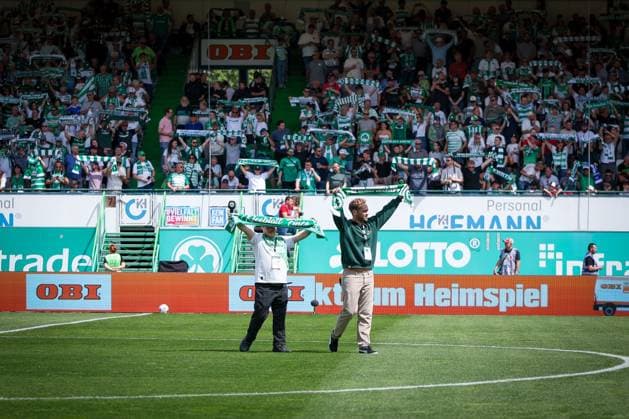 Stadium announcer Julian Pecher Spvgg Greuther Fuerth and stadium announcer Merlin before the game, sing the club anthem with the fans, SpVgg Greuther Fuerth vs 1 FC Nuernberg, Football, Men, 2 Bundesliga, DFL, Season 2025 2026, 32 Matchday, Second round, 03 05 2026 DFB regulations prohibit any use of photographs as image sequences and or quasi video Fuerth Bayern Germany Copyright: xkolbert-press MartinxAgüerax