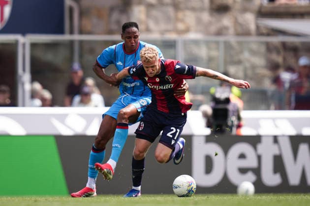 BolognaÕs Jens Odgaard fights for the ball with CagliariÕs Yerry Mina during the Serie A soccer match between Bologna and Cagliari at the Renato DallÕAra Stadium in Bologna, north Italy - Saturday, May 3, 2026 -  Copyright: xMassimoxPaolone LaPressex