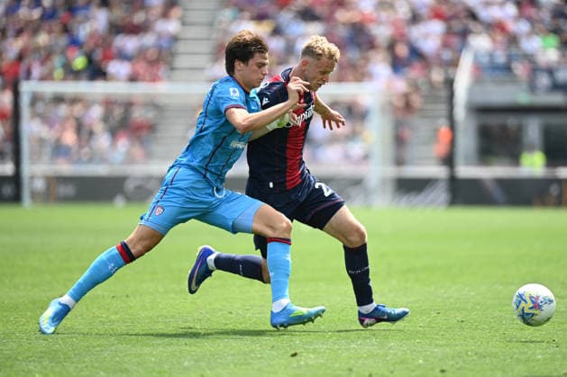 CALCIO - Serie A - Bologna FC vs Cagliari Calcio Jens Odgaard (Bologna Fc) in action hindered by Marco Palestra (cagliari Calcio) during Bologna FC vs Cagliari Calcio, Italian soccer Serie A match in Bologna, Italy, May 03 2026 Bologna Italy  Copyright: xIPAxSport ABACAx