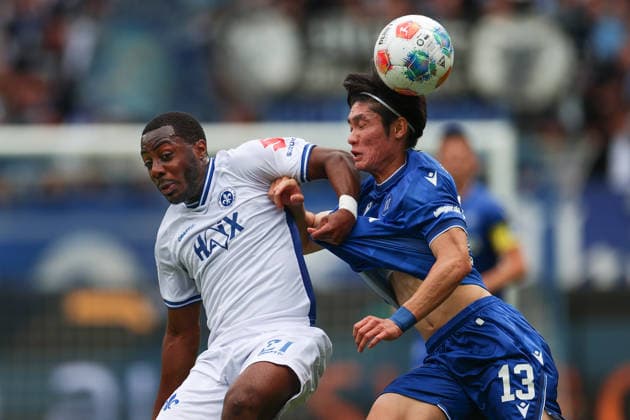 Merveille Papela (SV Darmstadt 98, 21) im Zweikampf mit Shio Fukuda (Karlsruher SC, 13), Karlsruher SC vs. SV Darmstadt 98, 2. Bundesliga, 32. Spieltag, 2025 2026, 03.05.2026, DFL REGULATIONS PROHIBIT ANY USE OF PHOTOGRAPHS AS IMAGE SEQUENCES AND OR QUASI-VIDEO, Karlsruher SC vs. SV Darmstadt 98, 2. Bundesliga, 32. Spieltag, 2025 2026, 03.05.2026 Karlsruhe *** Merveille Papela SV Darmstadt 98, 21 in duel with Shio Fukuda Karlsruher SC, 13 , Karlsruher SC vs SV Darmstadt 98, 2 Bundesliga, 32 Matchday, 2025 2026, 03 05 2026, DFL REGULATES PROHIBIT ANY USE OF PHOTOGRAPHS AS IMAGE SEQUENCES AND OR QUASI VIDEO, Karlsruher SC vs SV Darmstadt 98, 2 Bundesliga, 32 Matchday, 2025 2026, 03 05 2026 Karlsruhe Copyright: xEibner-Pressefoto JanxPrihodax EP_JPA