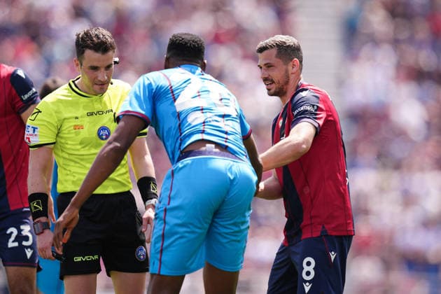 A fairplay gesture between BolognaÕs Remo Freuler and CagliariÕs Yerry Mina during the Serie A soccer match between Bologna and Cagliari at the Renato DallÕAra Stadium in Bologna, north Italy - Saturday, May 3, 2026 -  Copyright: xMassimoxPaolone LaPressex