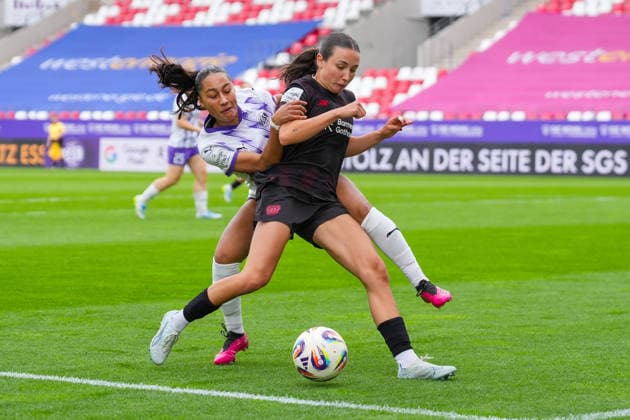 03 05 2026, xydrx, Women, Soccer, 1 Womens Bundesliga, SGS Essen Bayer 04 Leverkusen, Season 2025 2026, Stadion an der Hafenstraße Vanessa Fuerst SGS Essen, 8 in duel against Loreen Bender Bayer 04 Leverkusen, 19 DFB regulations prohibit any use of photographs as image sequences and or quasi video Copyright: HMBxMedia YannisxDreimann