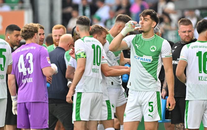 03 05 2026 Soccer Season 2025 2026 2 Soccer Bundesliga Derby Frankenderby 32 Matchday SpVgg Greuther Fürth Kleeblatt 1 FC Nürnberg FCN Club Sportfoto Zink MeZi xmexzix DFL regulations prohibit any use of photographs as image sequences and or quasi video only for editorial use Reno Münz Muenz 5, SpVgg Greuther Fürth, right drinking break