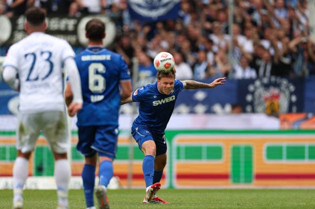Funny photo Marcel Franke Karlsruher SC, 28 klaert per Kopf, Karlsruher SC vs SV Darmstadt 98, 2 Bundesliga, 32 Spieltag, 2025 2026, 03 05 2026, DFL REGULATIONS PROHIBIT ANY USE OF PHOTOGRAPHS AS IMAGE SEQUENCES AND OR QUASI VIDEO, Karlsruher SC vs SV Darmstadt 98, 2 Bundesliga, 32 Spieltag, 2025 2026, 03 05 2026 Karlsruhe Copyright: xEibner-Pressefoto JanxPrihodax EP_JPA