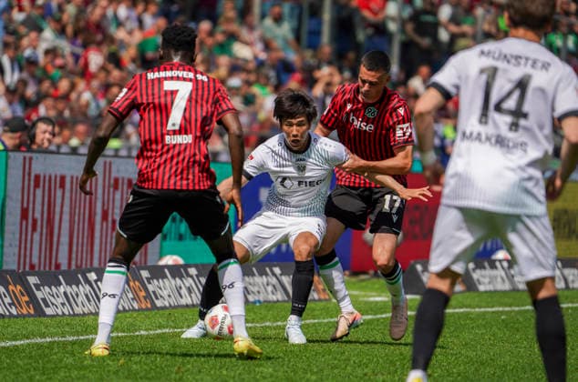Germany Soccer 2 Bundesliga 2025 2026, Matchday 32 Hannover 96 vs Preußen Münster Heinz von Heiden Arena Stadion Hannover in a duel Shin Yamada Preußen Münster, 9 Bastian Allgeier Hannover 96, 17 Hannover Copyright: xAymanxAlahmedx