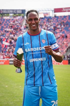 CagliariÕs Yerry Mina Panini Player of the match at the end of the Serie A soccer match between Bologna and Cagliari at the Renato DallÕAra Stadium in Bologna, north Italy - Saturday, May 3, 2026 -  Copyright: xMassimoxPaolone LaPressex
