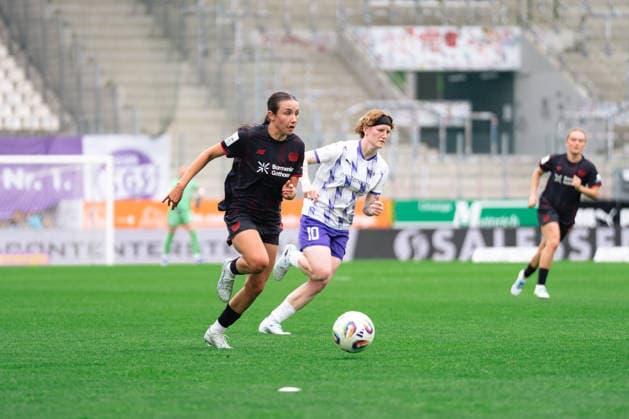 Loreen Bender of Bayer 04 Leverkusen during the Google Pixel Frauen Bundesliga game between SGS Essen and Bayer 04 Leverkusen at Stadion an der Hafenstraße in Essen, Germany Copyright: xLeoniexKiehlx xSPPx Sportspressphoto_SPR140650
