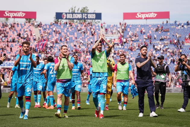 Cagliari™s head coach Fabio Pisacane and the players of Cagliari celebrate at the end of the Serie A soccer match between Bologna and Cagliari at the Renato Dall™Ara Stadium in Bologna, north Italy - Saturday, May 3, 2026 -  Copyright: xMassimoxPaolone LaPressex