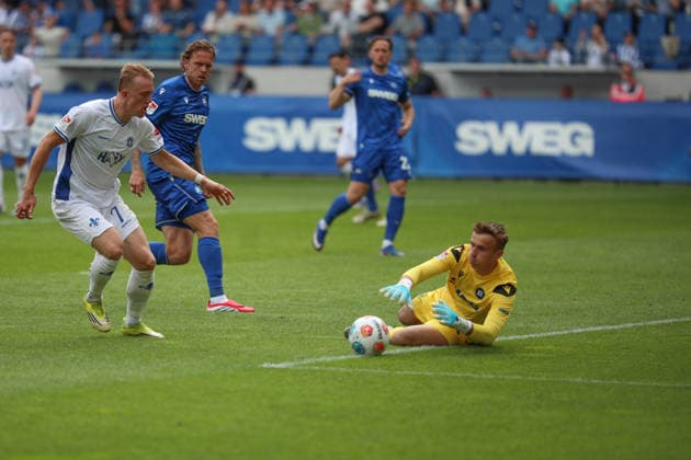 Hans Christian Bernat Karlsruher SC, Goalkeeper 01 in front of Isac Lidberg SV Darmstadt 98, 07 on the ball, Karlsruher SC vs SV Darmstadt 98, 2 Bundesliga, 32 Matchday, 2025 2026, 03 05 2026, DFL REGULATIONS PROHIBIT ANY USE OF PHOTOGRAPHS AS IMAGE SEQUENCES AND OR QUASI VIDEO, Karlsruher SC vs SV Darmstadt 98, 2 Bundesliga, 32 Matchday, 2025 2026, 03 05 2026 Karlsruhe Copyright: xEibner-Pressefoto JanxPrihodax EP_JPA