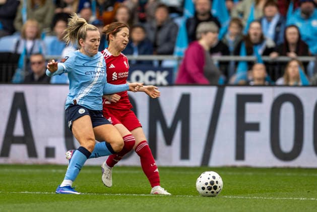 RECORD DATE NOT STATED 3rd May 2026; Joie Stadium, Manchester, England; Womens Super League Football, Manchester City versus Liverpool; Lauren Hemp of Manchester City Women under pressure from Risa Shimizu of Liverpool Women TimxWilliams