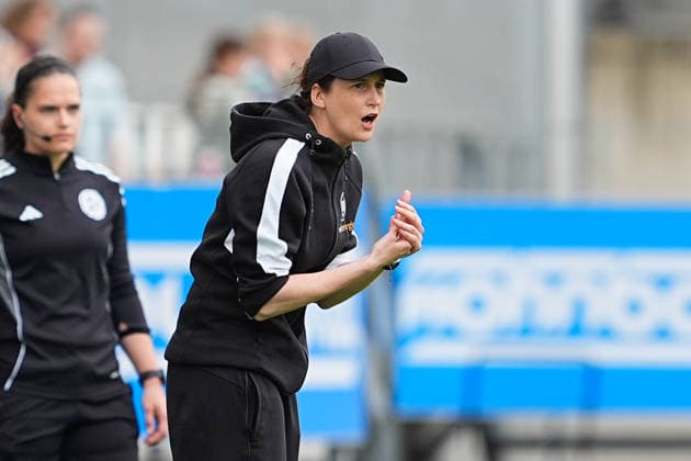 03 05 2026, xydrx, Women, Football, 1 Women Bundesliga, SGS Essen Bayer 04 Leverkusen, Season 2025 2026, Stadion an der Hafenstraße Heleen Jaques Head Coach SGS Essen gesticulating DFB regulations prohibit any use of photographs as image sequences and or quasi video Copyright: HMBxMedia YannisxDreimann
