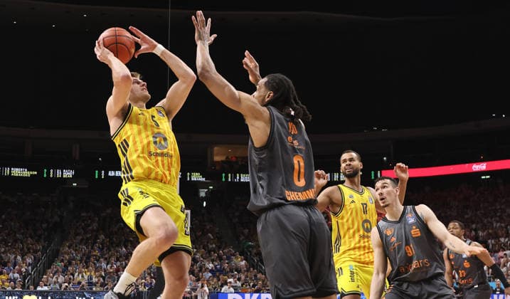 Sam Griesel on the ball, Kevin Yebo duel Game scene Action Sport Basketball BBL Bundesliga Men 32 Matchday Season 2025 2026 03 05 2026 ALBA Berlin vs Niners Chemnitz 99ers