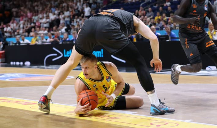 Yordan Minchev, Sam Griesel on the ball duel Game scene Action Sport Basketball BBL Bundesliga Men 32 Matchday Season 2025 2026 03 05 2026 ALBA Berlin vs Niners Chemnitz 99ers