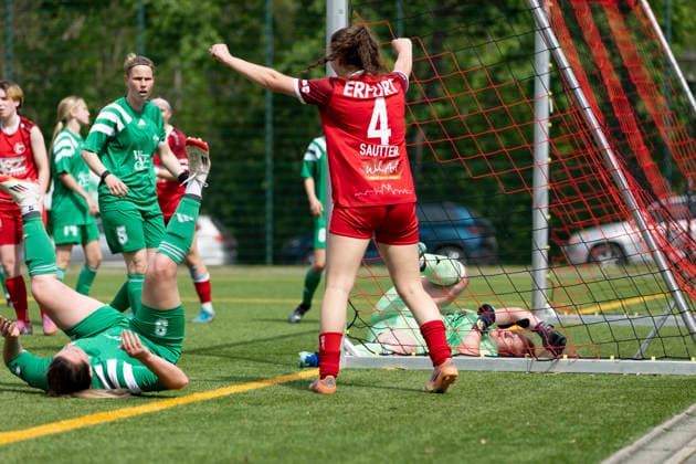 Thuringia Cup semi-final women Saalfeld Titans vs 1 FFV Erfurt Saalfeld 03 05 2026 Goal by Jasmin Sautter 4 1 FFV Erfurt against Josephine Spilgies 9 Saalfeld Titans left and Vivian Kobes 1 Saalfeld Titans right Thuringia Cup semi-final women Saalfeld Titans vs 1 FFV Erfurt An den Saalewiesen 03 05 2026 Copyright: xBEAUTIFULxSPORTS Duehringx