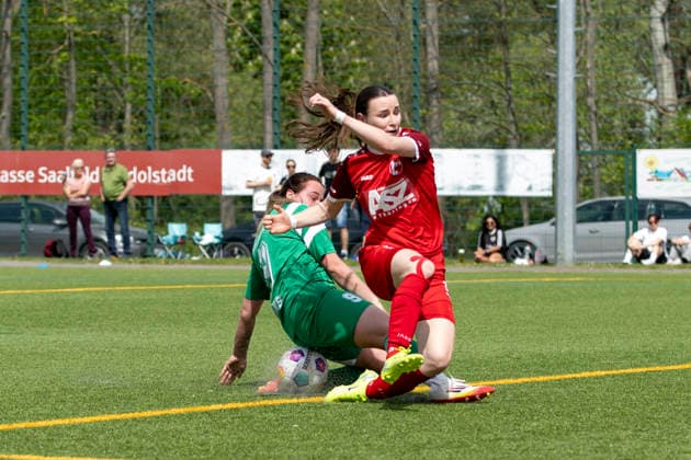 Thuringia Cup Semi-Final Women Saalfeld Titans vs 1 FFV Erfurt Saalfeld 03 05 2026 Lea Schrenk 19 1 FFV Erfurt vs Josephine Spilgies 9 Saalfeld Titans Thuringia Cup Semi-Final Women Saalfeld Titans vs 1 FFV Erfurt An den Saalewiesen 03 05 2026 Copyright: xBEAUTIFULxSPORTS Duehringx