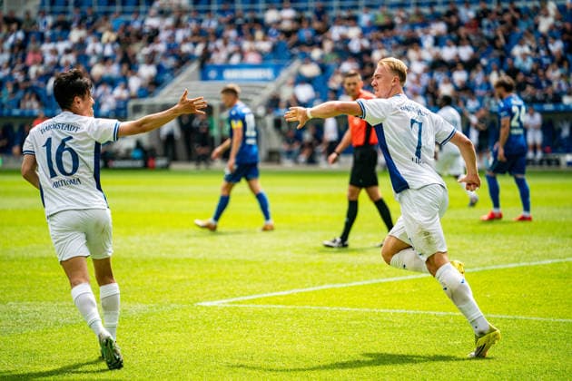 03 05 2026, xdaymx, Soccer 2 Bundesliga, Karlsruher SC SV Darmstadt 98 goal scorer Isac Lidberg SV Darmstadt 98 claps Hiroki Akiyama SV Darmstadt 98 after the 1 1 equalizer, who threw in the dangerous throw-in in the run-up DFL DFB REGULATIONS PROHIBIT ANY USE OF PHOTOGRAPHS as IMAGE SEQUENCES and or QUASI VIDEO Karlsruhe